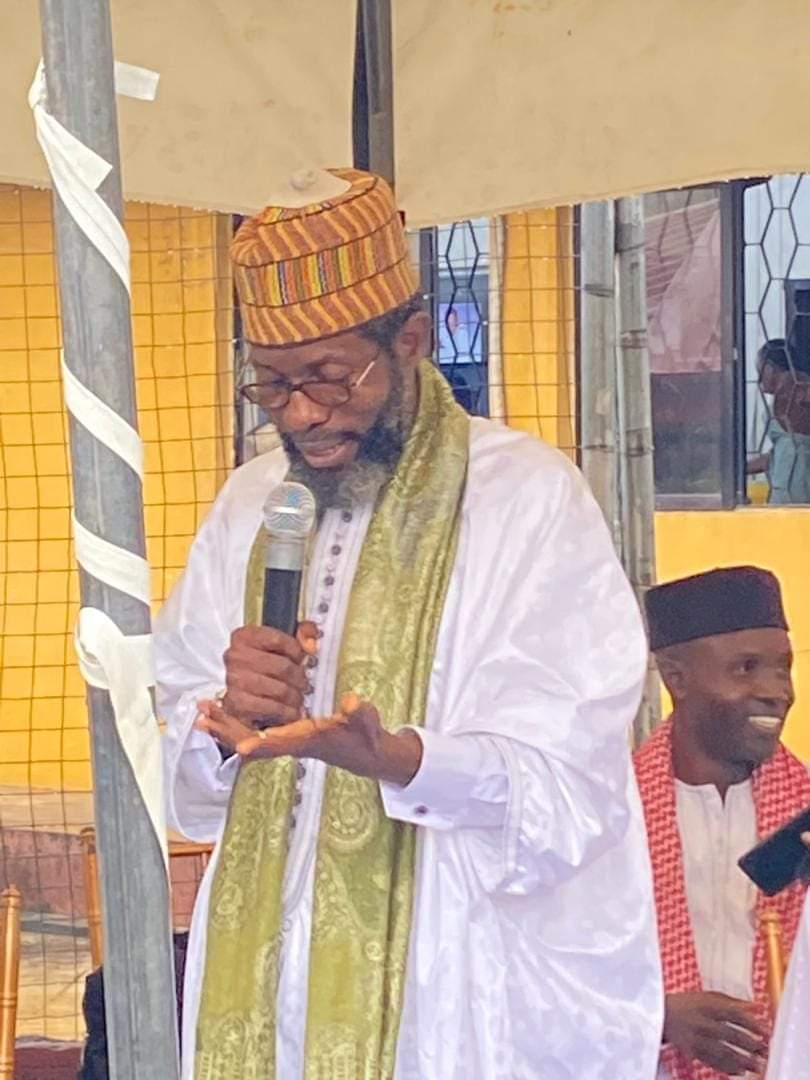 A cleric speaking at the Fidau prayer for Alhaja Risikat Abass