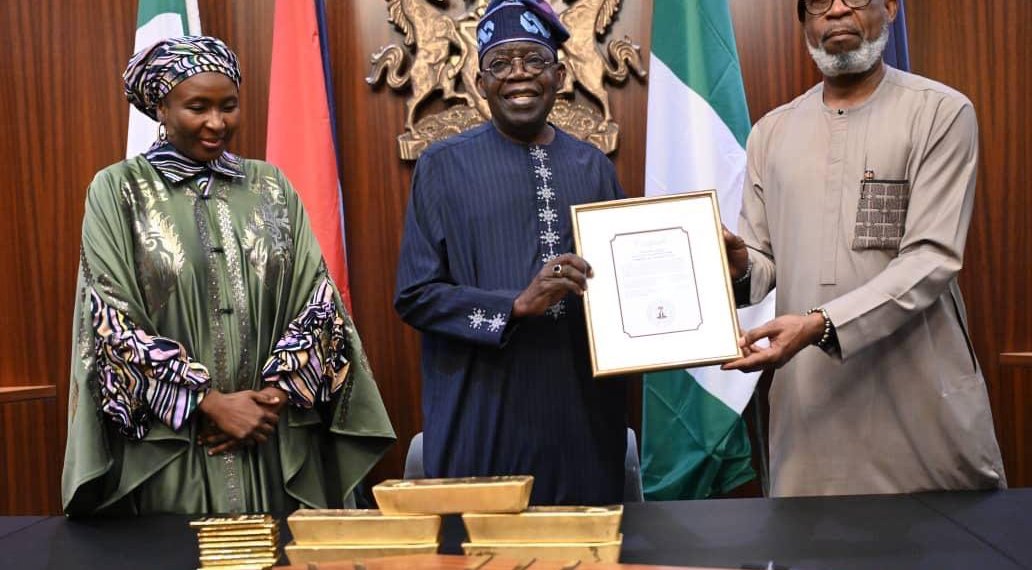 Minister of Solid Minerals Development, Dele Alake presenting the gold to President Bola Tinubu 