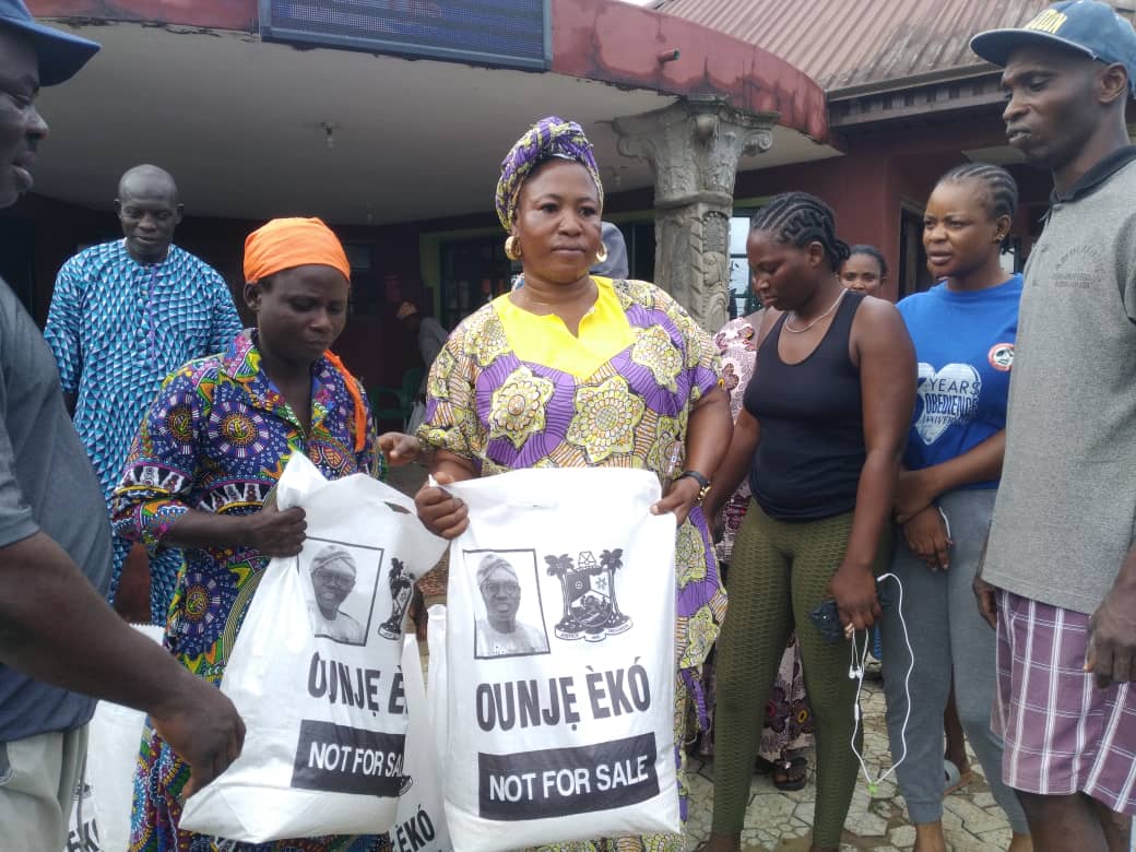 Odo-Noforija residents receiving 'Ounje Eko' palliative at Oba Babatunde Ogunlaja's palace