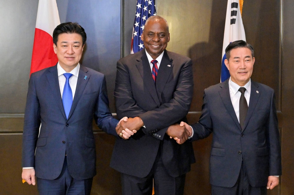 US Chief Holds First Trilateral Talks with Japan, South Korea