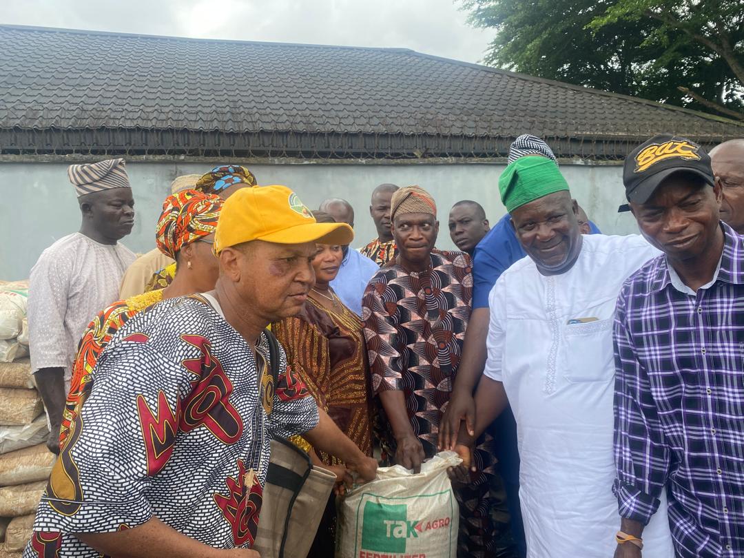 Wale Raji Distributes Agricultural Palliatives To Epe Farmers