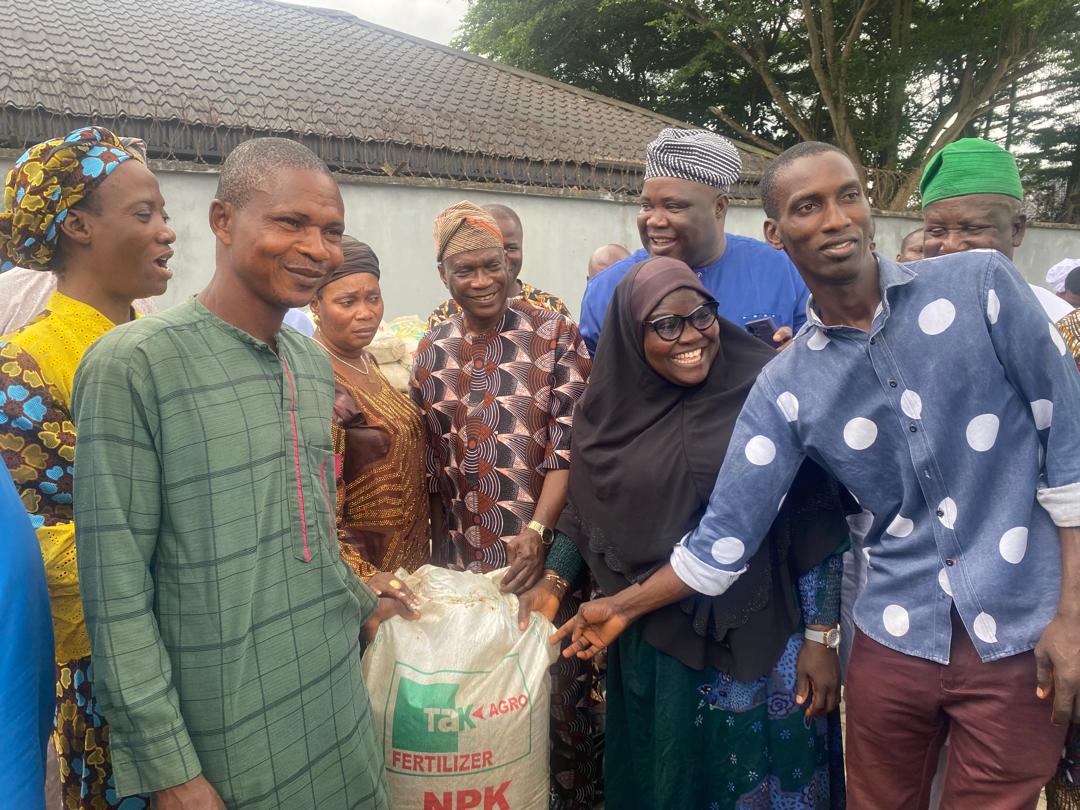 Wale Raji Distributes Agricultural Palliatives To Epe Farmers