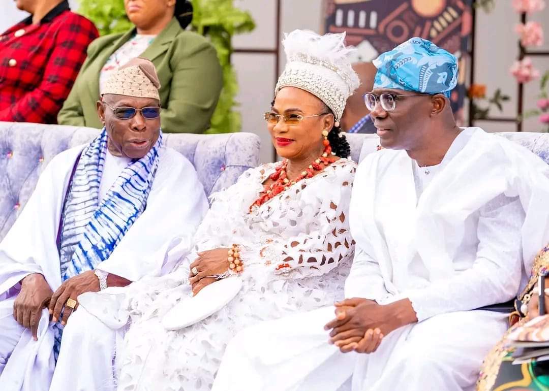 Erelu Abiola Dosunmu flanked by former President Olusegun Obasanjo and Lagos State Governor, Babajide Sanwo-Olu at her 50th anniversary as Erelu Kuti IV of Lagos