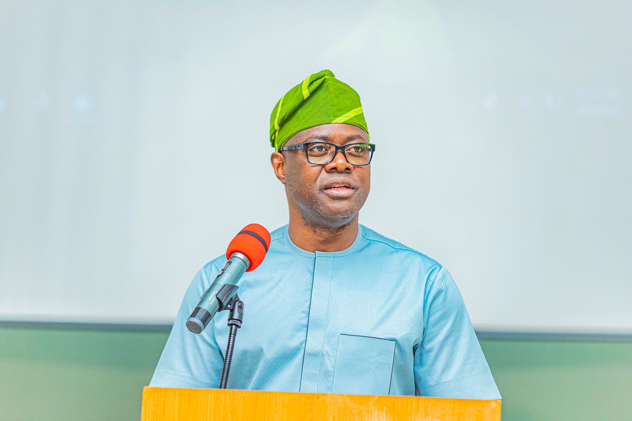 The Oyo State Government has announced that civil servants will start receiving a new minimum wage of N80,000 from January 2025.