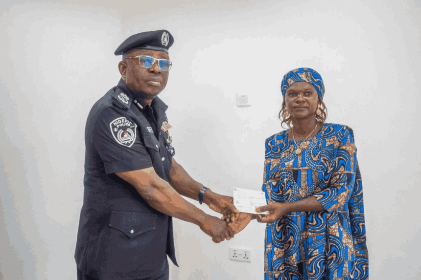 Police Present ₦37.3m To Families of 39 Deceased Officers