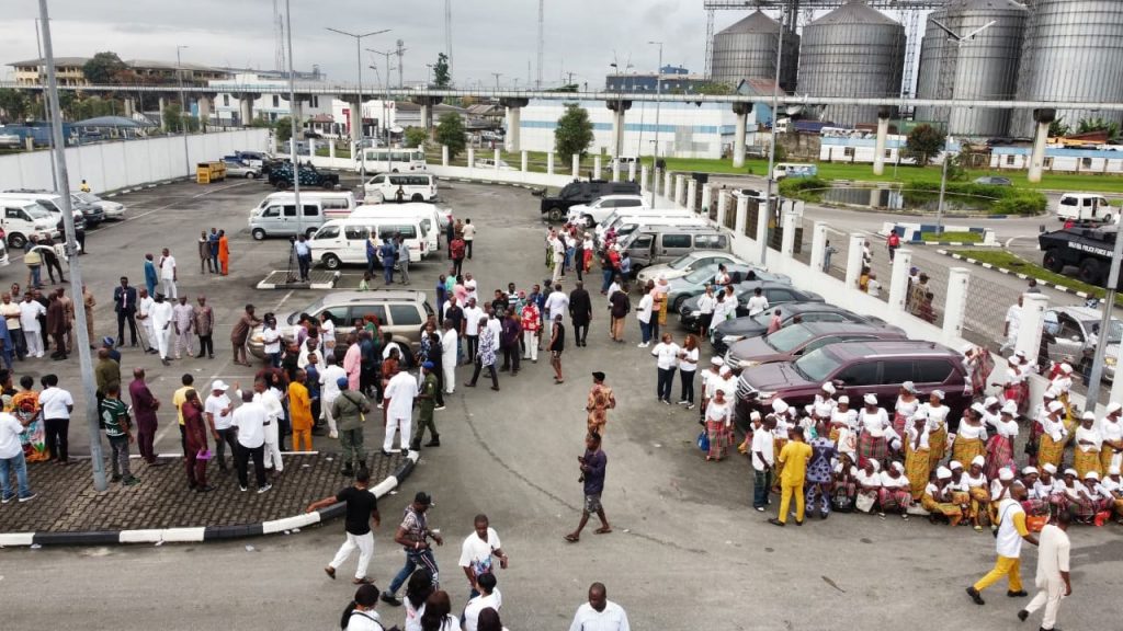 Fubara’s Loyalists Storm Rivers Government House After Emergency Rule Ends