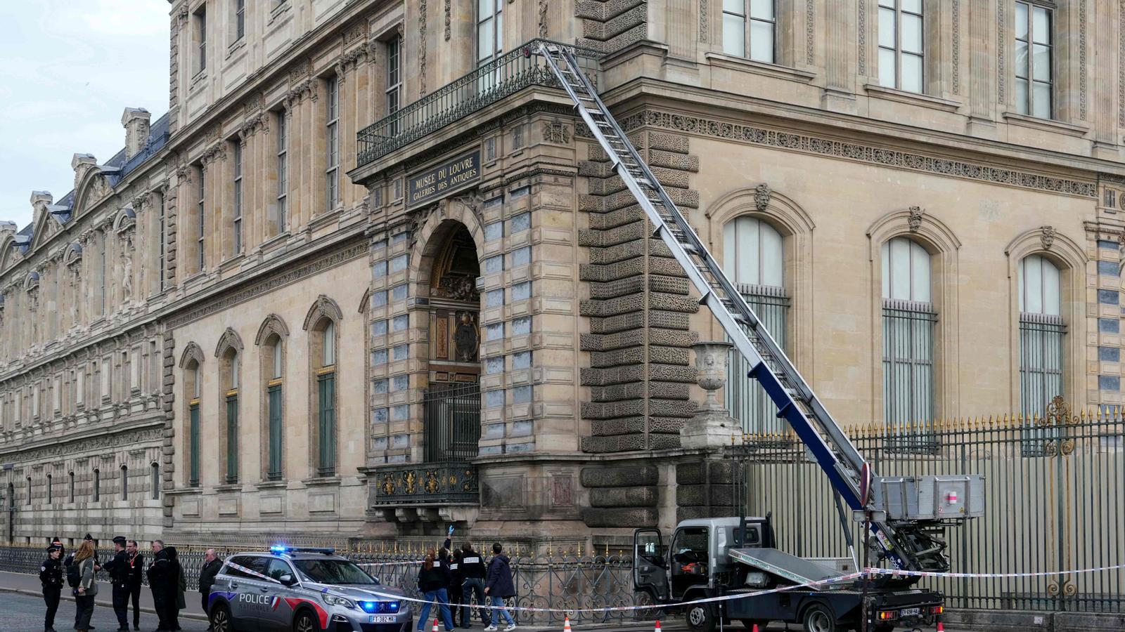 Two Suspects Arrested Over Louvre Museum Jewel Theft