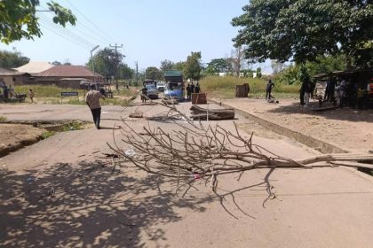 Kwara Youths Block Highway