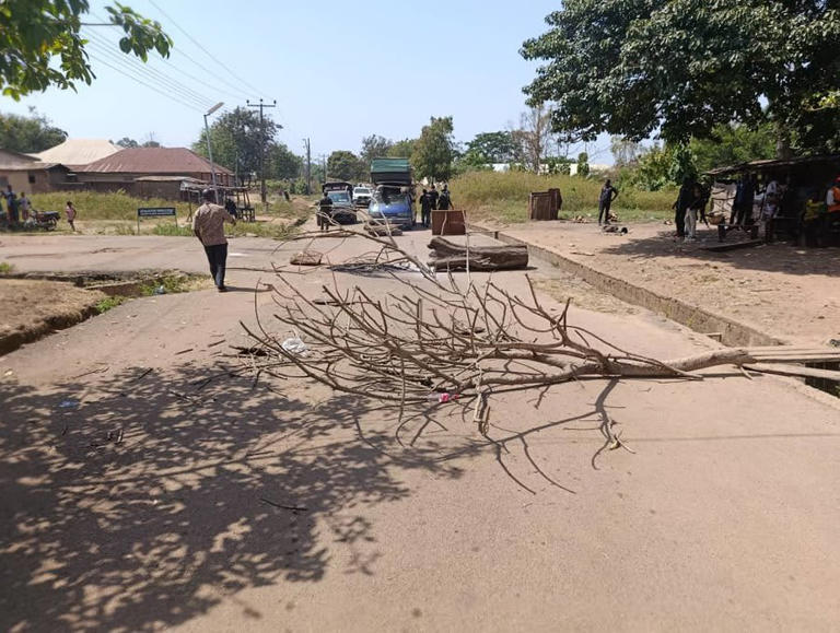 Kwara Youths Block Highway