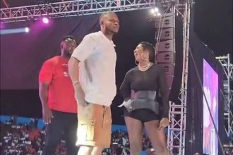 Tiwa Savage Gifts Fan $1,000 at Calabar Carnival Show