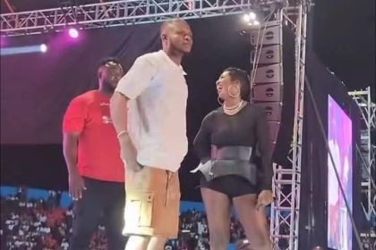 Tiwa Savage Gifts Fan $1,000 at Calabar Carnival Show