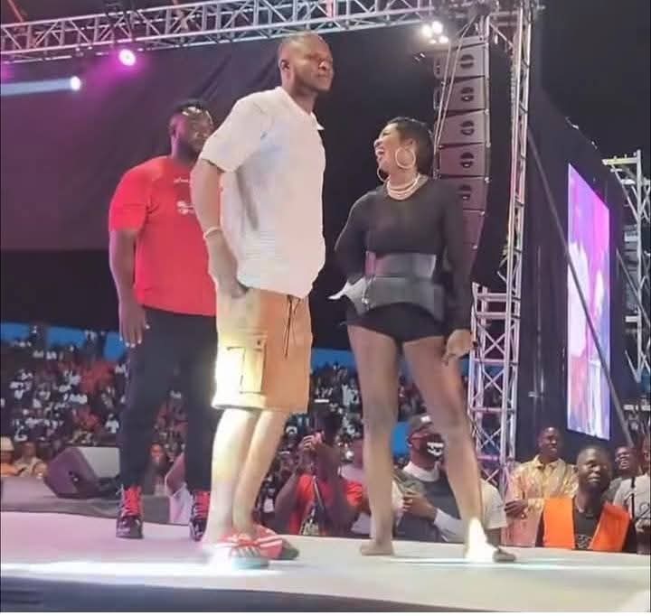 Tiwa Savage Gifts Fan $1,000 at Calabar Carnival Show