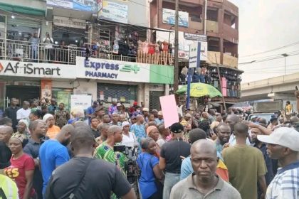‎Anger in Onitsha as Traders Block Head Bridge to Protest Soludo’s Market Shutdown