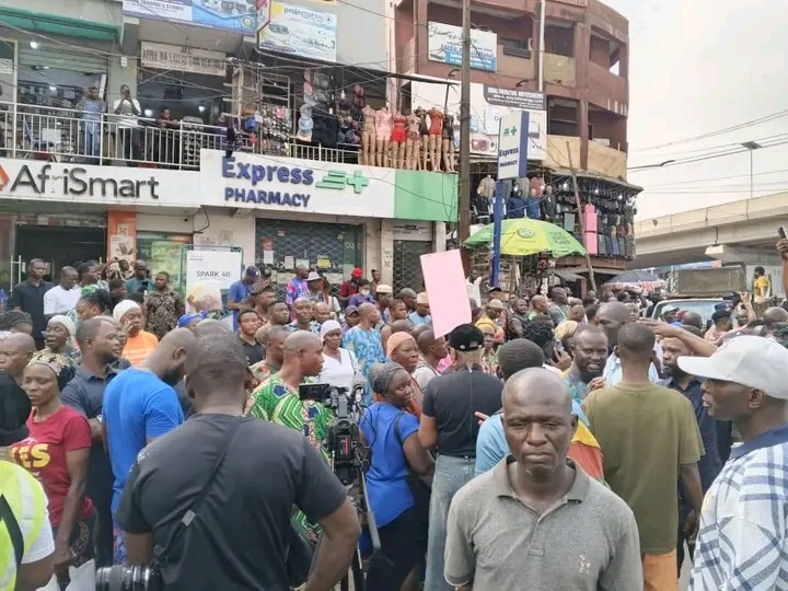 ‎Anger in Onitsha as Traders Block Head Bridge to Protest Soludo’s Market Shutdown
