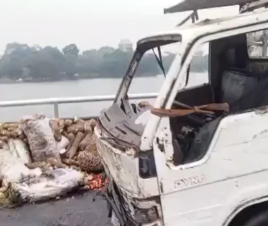 Loaded Mini Truck Crashes on Third Mainland Bridge