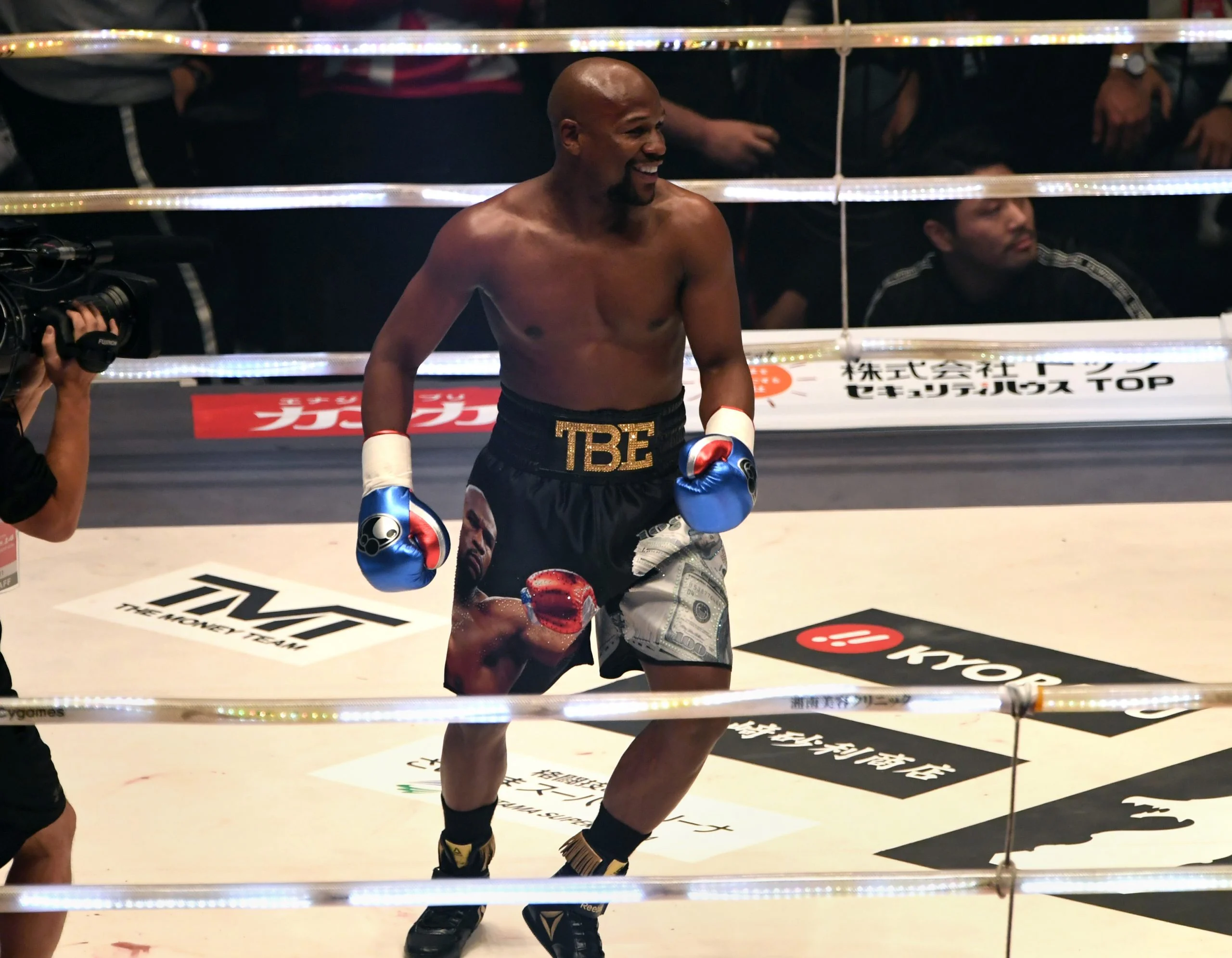 Mayweather Confirms Boxing Comeback