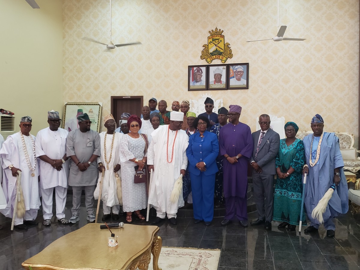 Oba Olukayode Olufolarin Ogunsanwo (Telade IV), the Alara of Ilara, with members of the LASU management, traditional rulers, and others during a courtesy visit in honour of his appointment as LASU Chancellor