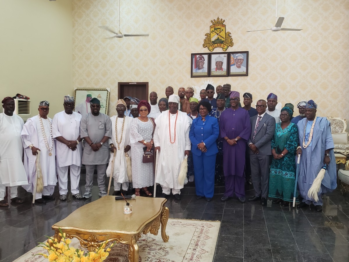 Oba Olukayode Olufolarin Ogunsanwo (Telade IV), the Alara of Ilara, with members of the LASU management, traditional rulers, and others during a courtesy visit in honour of his appointment as LASU Chancellor