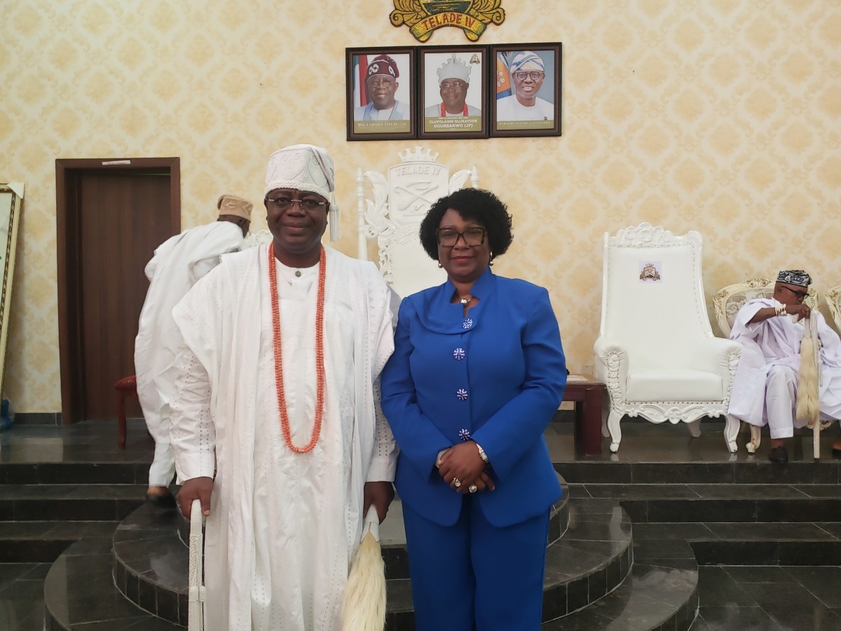 Oba Olukayode Olufolarin Ogunsanwo (Telade IV), the Alara of Ilara and LASU Vice-Chancellor, Professor Ibiyemi Olatunji-Bello, during the university management's visit to the monarch after his appointment as LASU Chancellor