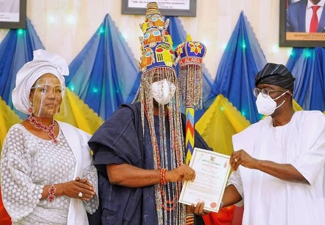 Governor Sanwo-Olu presenting the Staff of Office to Oba Ogunsanwo in August 2020