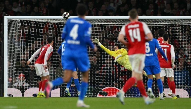 Arsenal Cruise Into UEFA Champions League Quarters