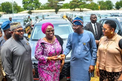 Sanwo-Olu Equips Level 17 Officers with Vehicles to Enhance Service Delivery