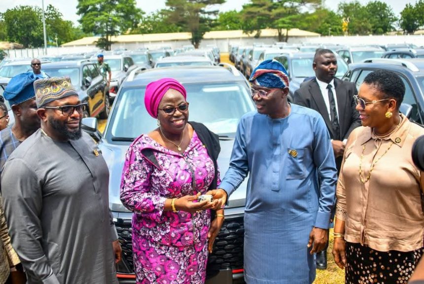 Sanwo-Olu Equips Level 17 Officers with Vehicles to Enhance Service Delivery