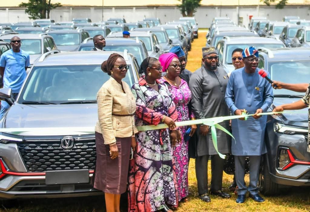 Sanwo-Olu Equips Level 17 Officers with Vehicles to Enhance Service Delivery
