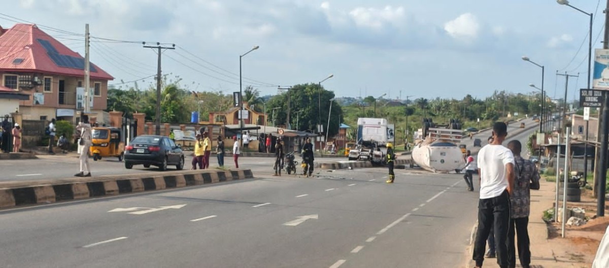 BREAKING: Fuel Tanker Falls in Front of LASUED, Noforija, Epe