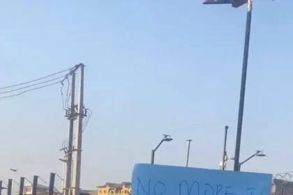  ‘Give Us Light’: Protesters Decry Power Failure in Lagos