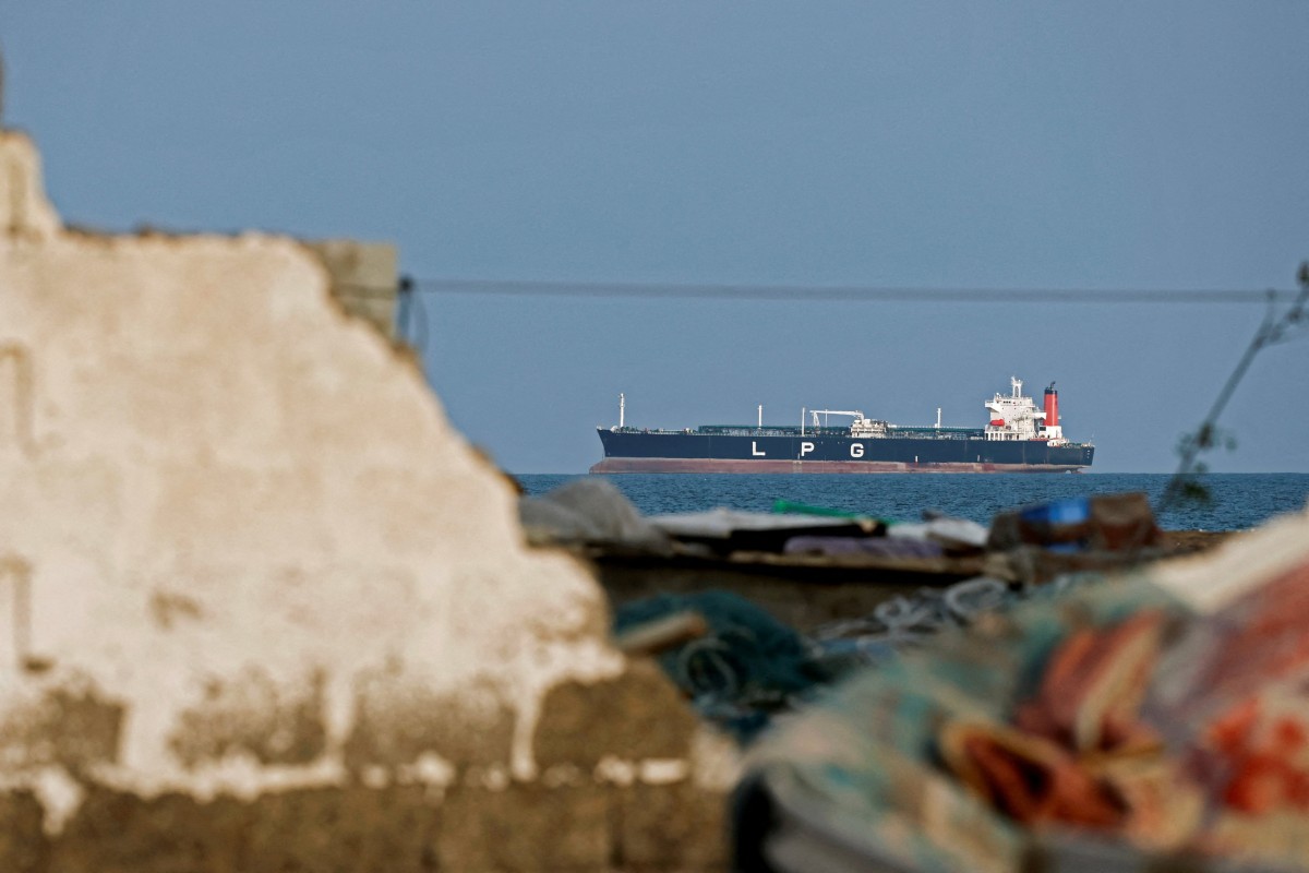 Iran Threatens Strait of Hormuz Closure Over US Strikes