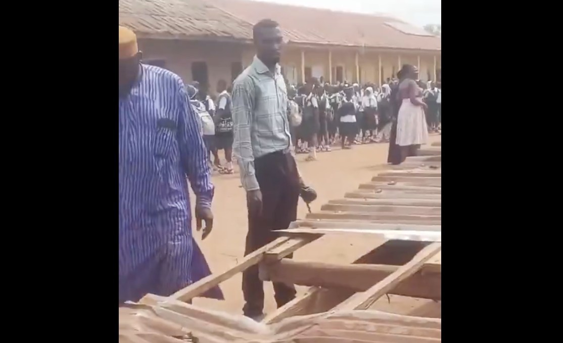 A screenshot of the collapsed school building in Ikorodu from a trending video