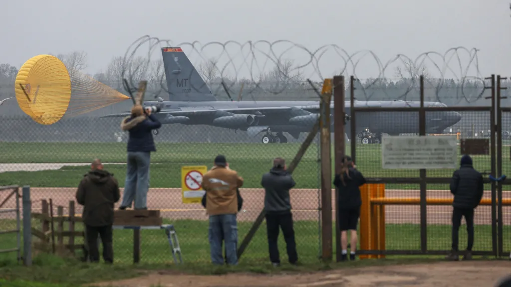 US B-52 Bombers Land in UK Amid Iran Tensions