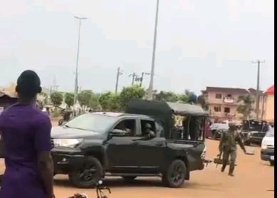 Security Personnel Trade Blows in Bayelsa During President Tinubu’s Official Visit