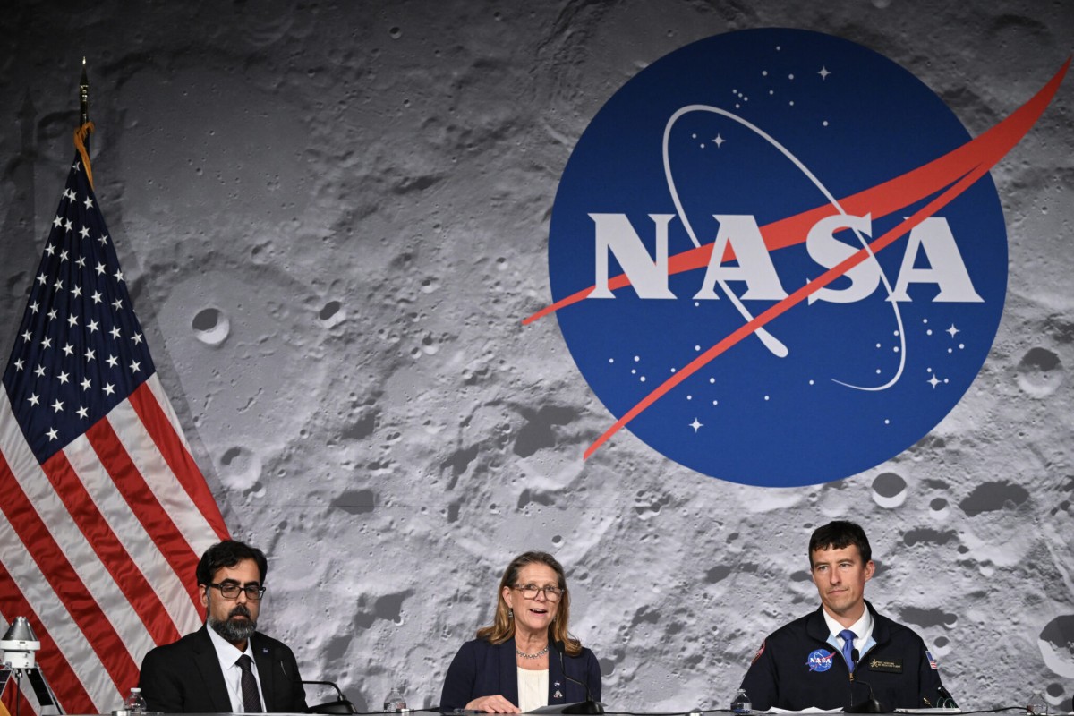 NASA Turns to Musk and Bezos for Moon Landing