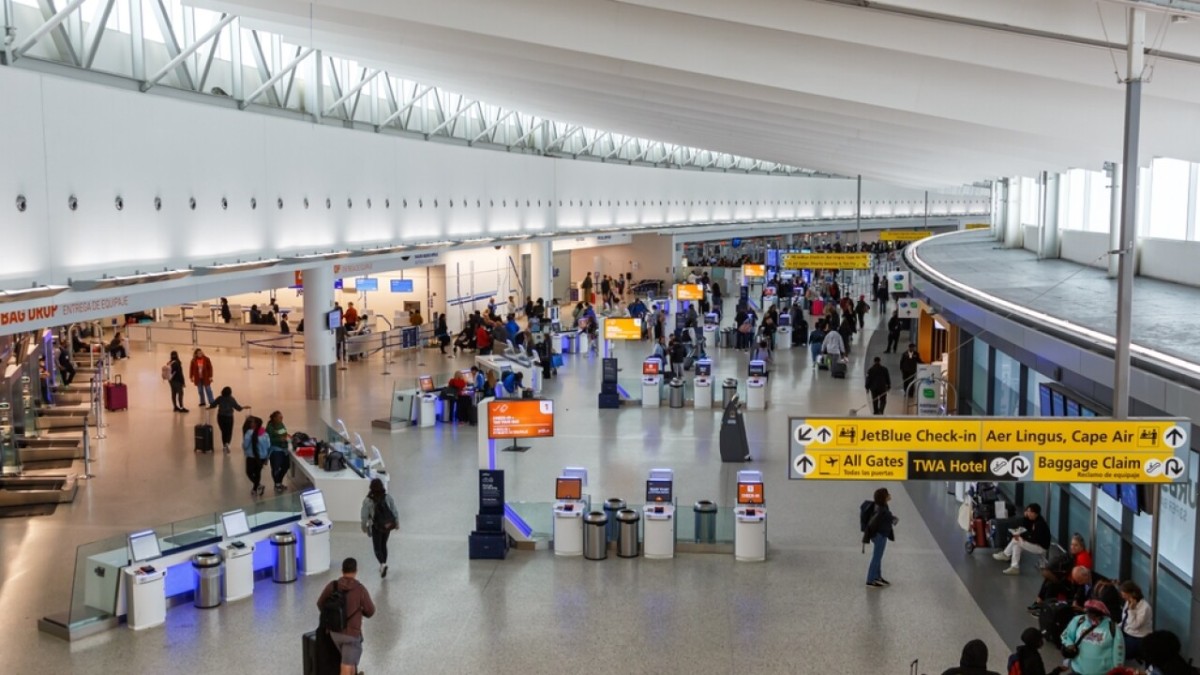 US Airports Launch Enhanced Ebola Screenings for Africa Travelers as WHO Opposes Travel Bans