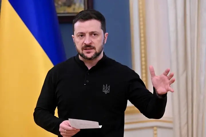 Ukrainian President Volodymyr Zelensky Arrives in France for High-Stakes G7 Peace Talks
