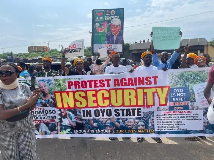 Protesters Block Iwo Road in Ibadan Over Abducted Oyo Schoolchildren, Insecurity