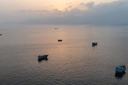 Mid-East Truce Fractures as Iran Targets US Bases in Kuwait, Bahrain