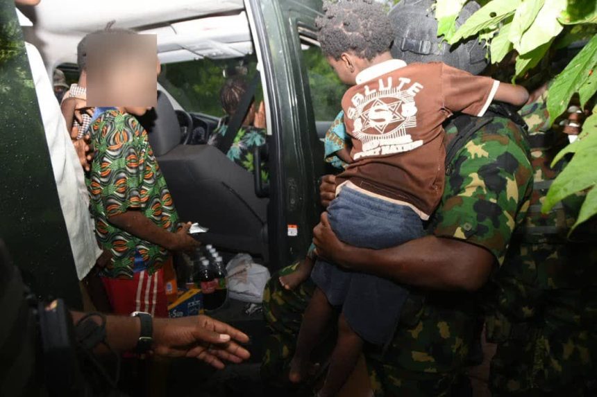 Nigerian Army personnel with the rescued Oriire schoolchildren