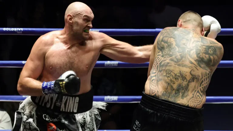 Tyson Fury Beats Mariusz Wach as Anthony Joshua Fight Draws Closer