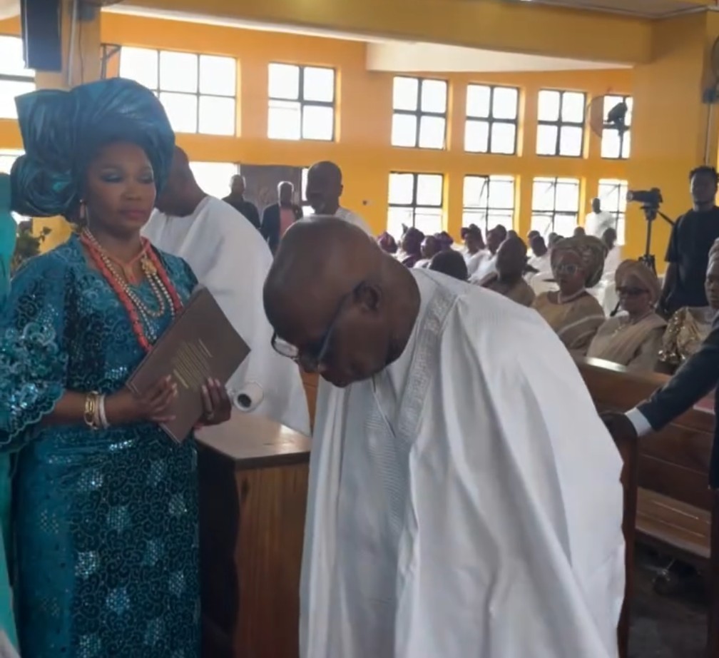 Former President Olusegun Obasanjo paying his last respect to Deacon Gaius Omotayo