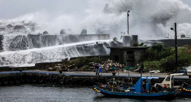 Typhoon Bavi kills 15, forces thousands to flee in Taiwan