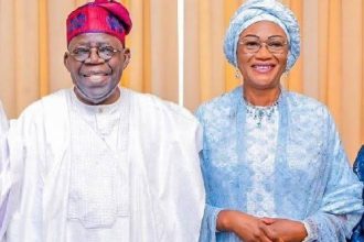  Tinubu Lightens Mood, Calls First Lady ‘Iya Alakara’