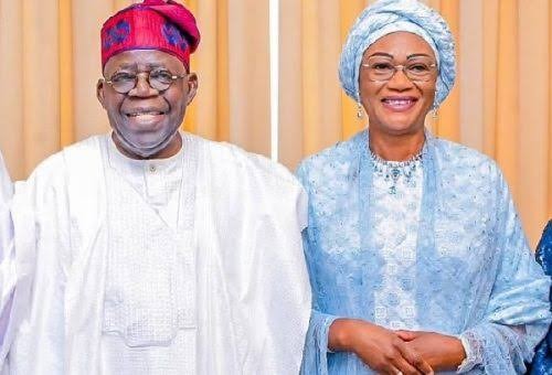  Tinubu Lightens Mood, Calls First Lady ‘Iya Alakara’
