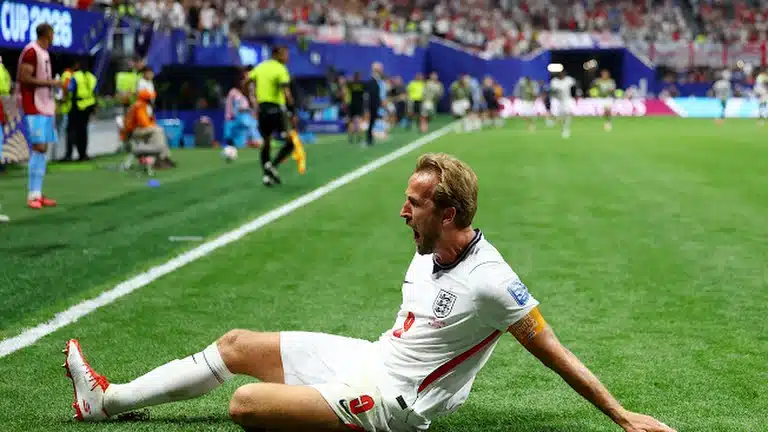 Kane Fires England Into Last 16